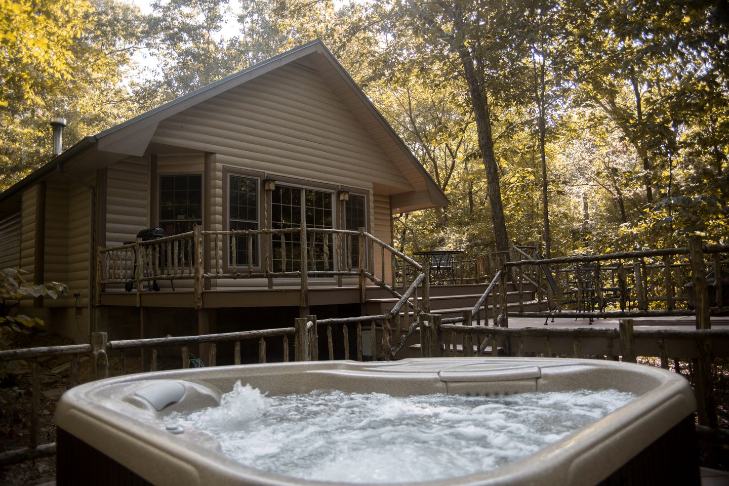Rustic Cozy Cabin with Hot-tub in Carbondale, Illinois