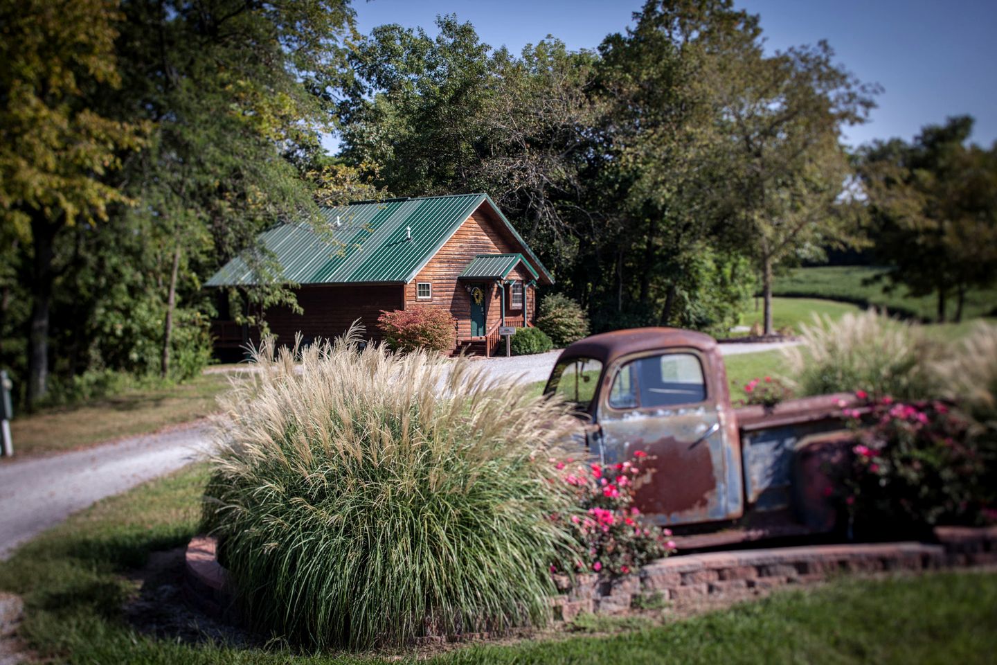Rustic Cozy Cabin with Hot-tub in Carbondale, Illinois
