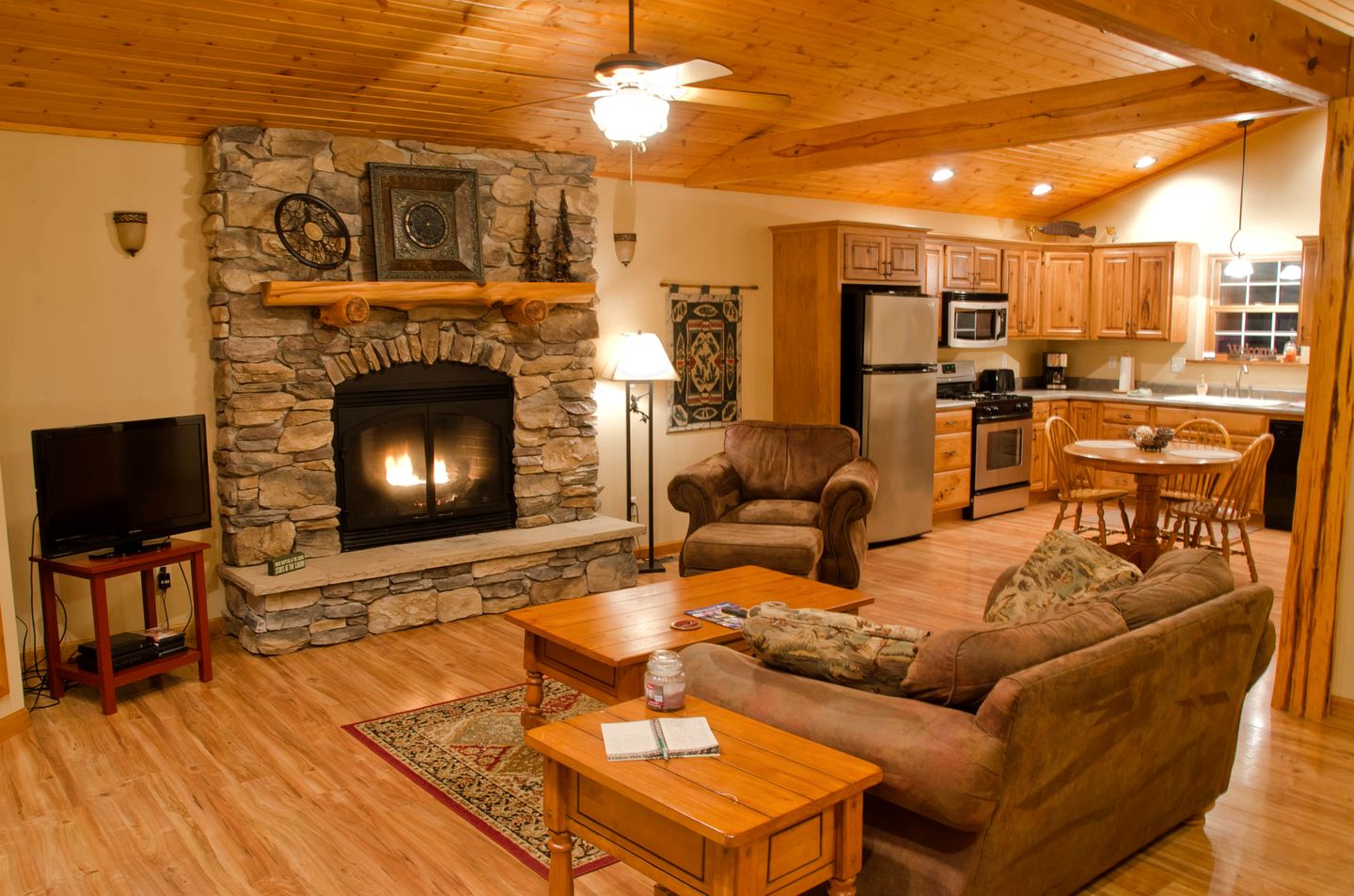 Rustic Cozy Cabin with Hot-tub in Carbondale, Illinois