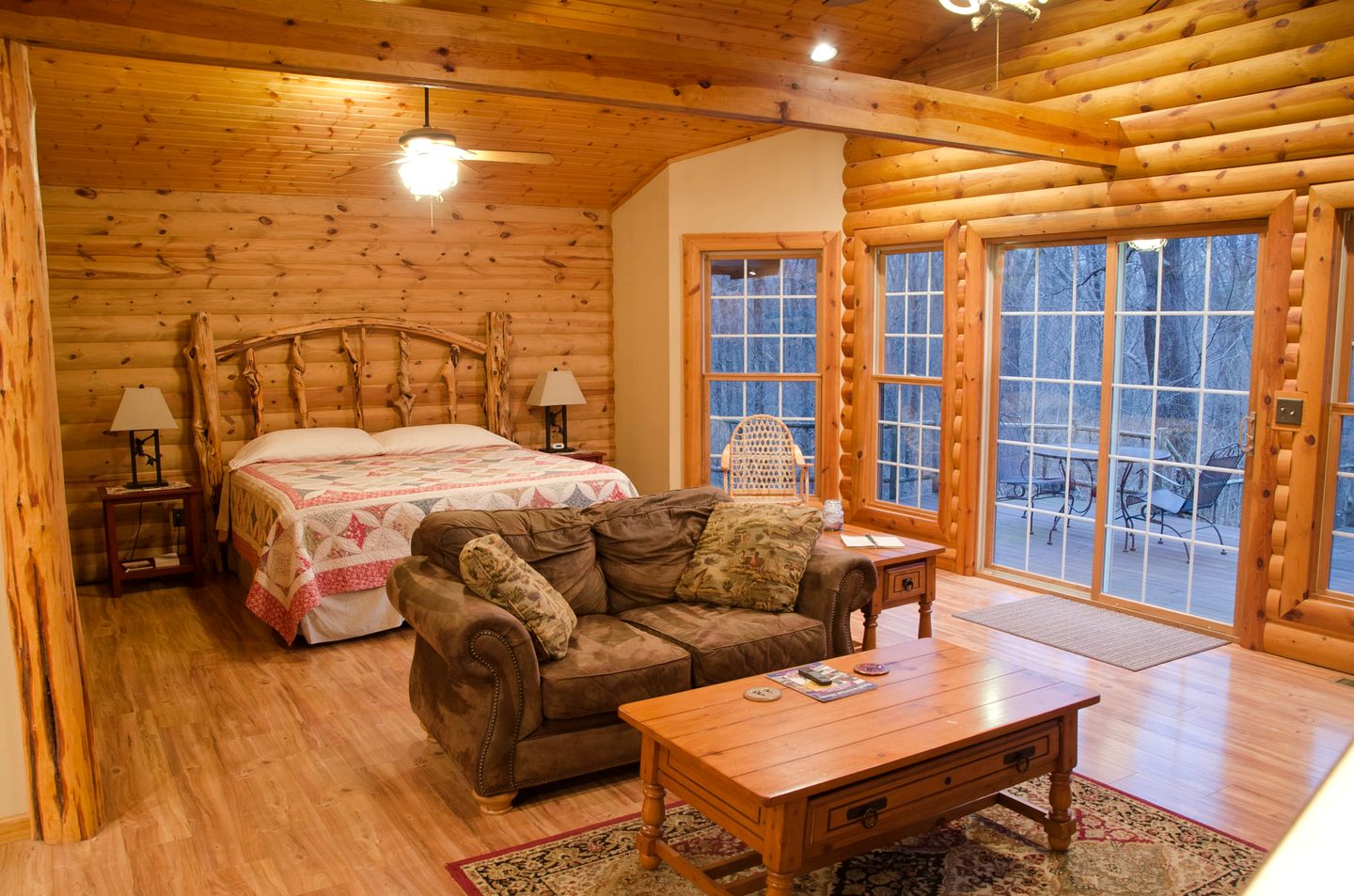 Rustic Cozy Cabin with Hot-tub in Carbondale, Illinois