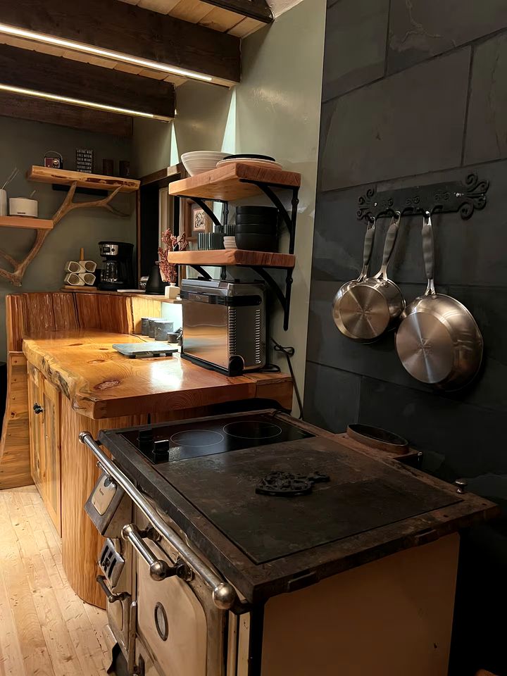 Rustic Elegance Cabin with Outdoor Shower & Mountain Views near Glacier National Park, Montana