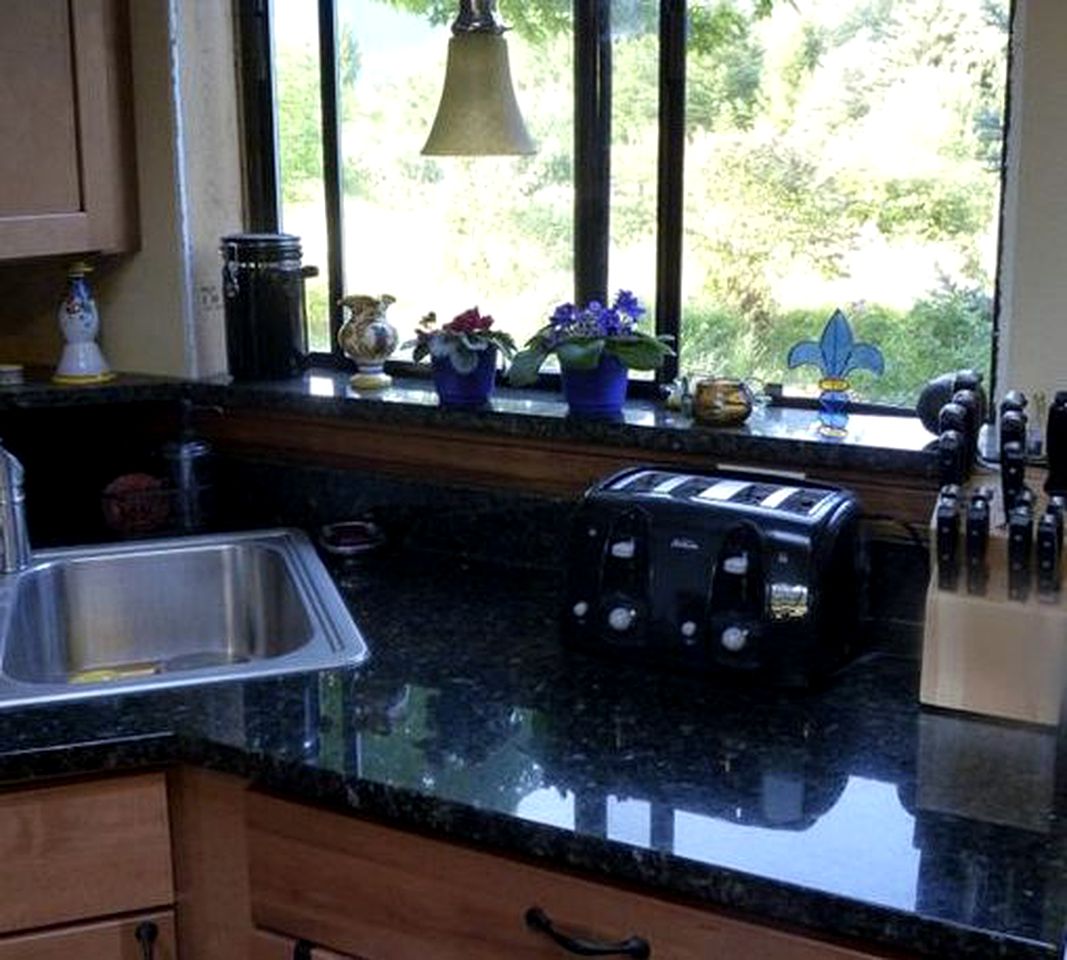 Rural Cottage for Rent with a Secluded Swimming Hole near Eugene, Oregon