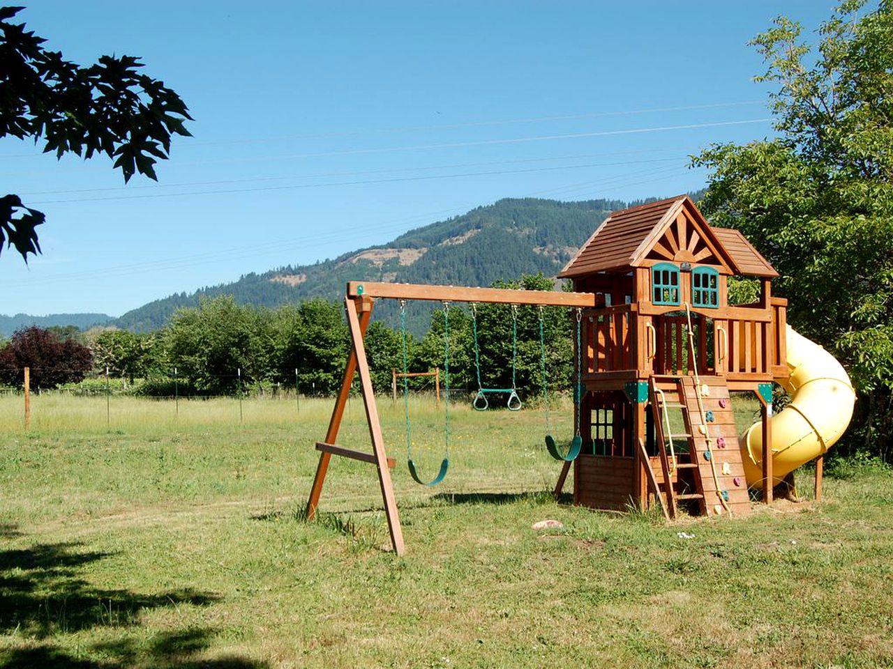 Rural Cottage for Rent with a Secluded Swimming Hole near Eugene, Oregon