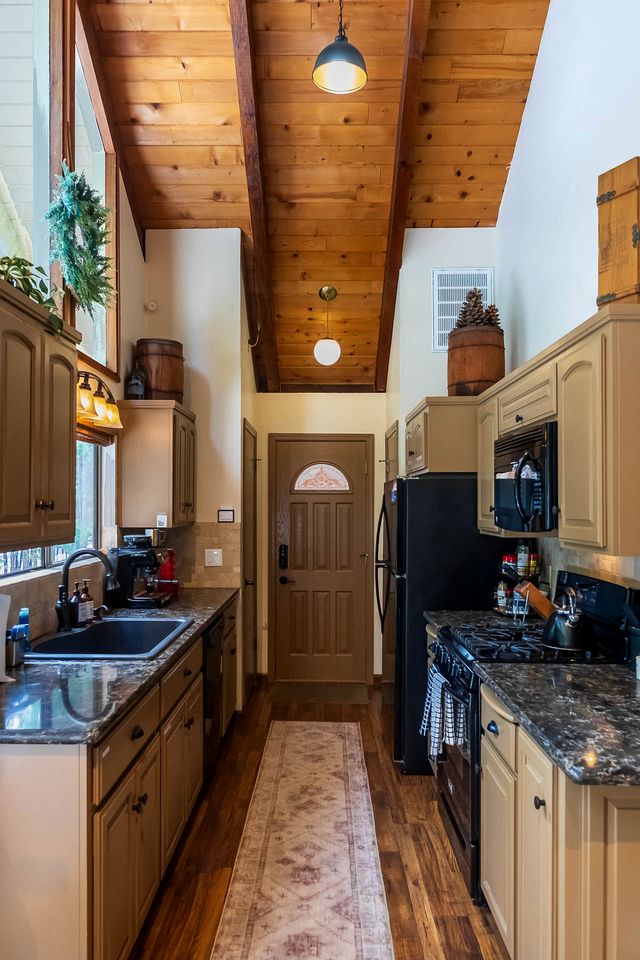 Pinecone Cottage in Dorrington, CA