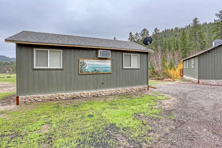 Charming Rustic Cabin Oasis near Black Hills Mountain in South Dakota