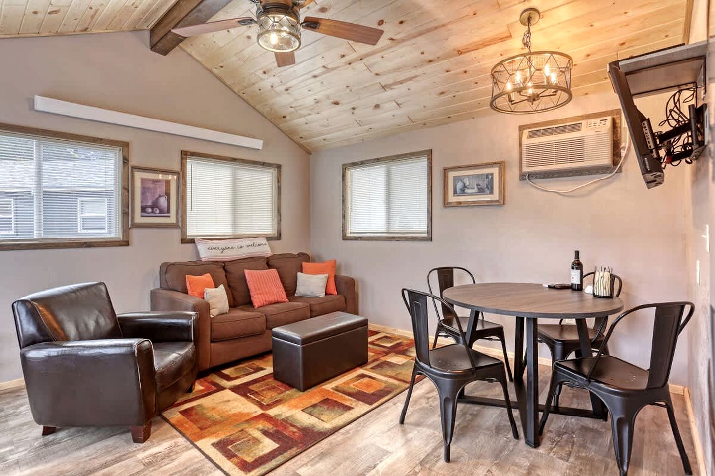 Charming Rustic Cabin Oasis near Black Hills Mountain in South Dakota