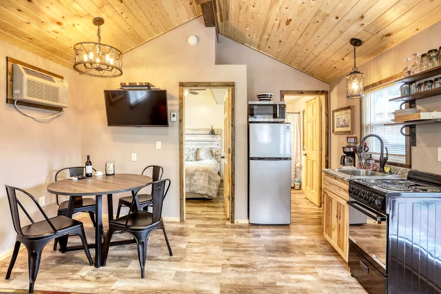 Charming Rustic Cabin Oasis near Black Hills Mountain in South Dakota