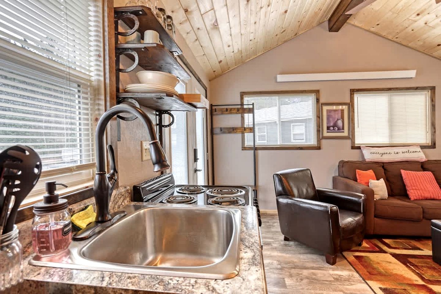 Charming Rustic Cabin Oasis near Black Hills Mountain in South Dakota