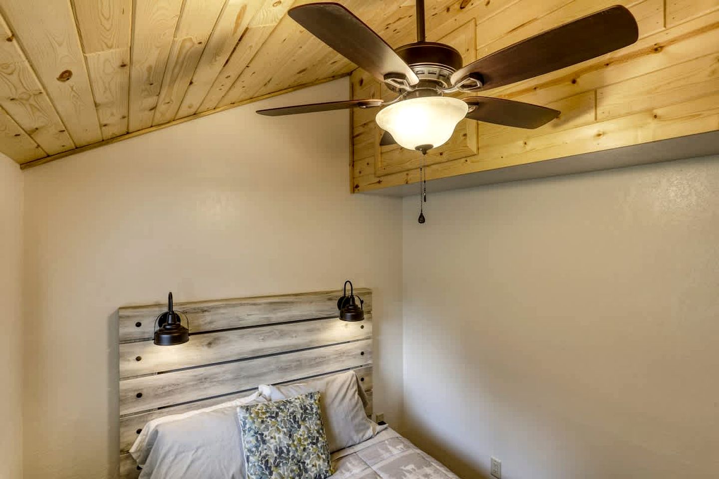 Charming Rustic Cabin Oasis near Black Hills Mountain in South Dakota