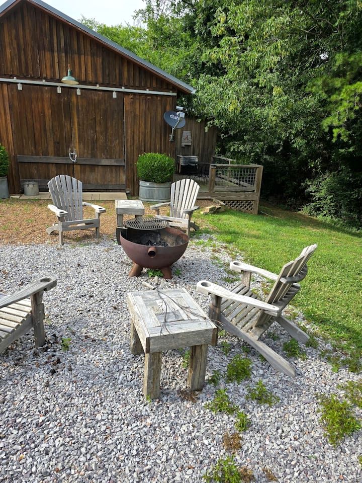 Cozy Cabin with Pool Table for a Relaxing Romantic Escape near Chickamauga, Georgia