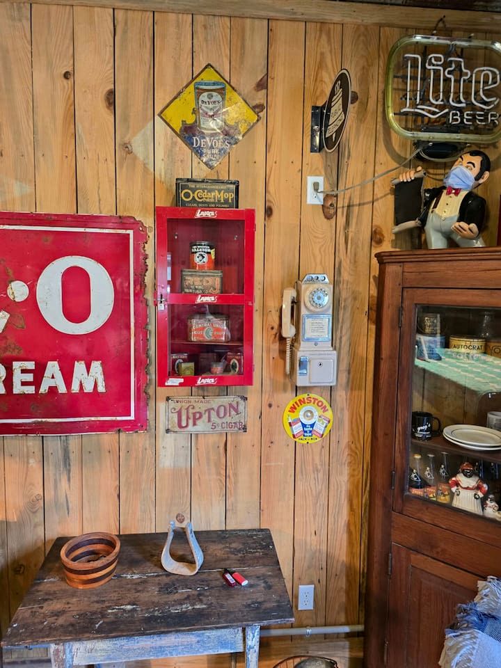 Cozy Cabin with Pool Table for a Relaxing Romantic Escape near Chickamauga, Georgia