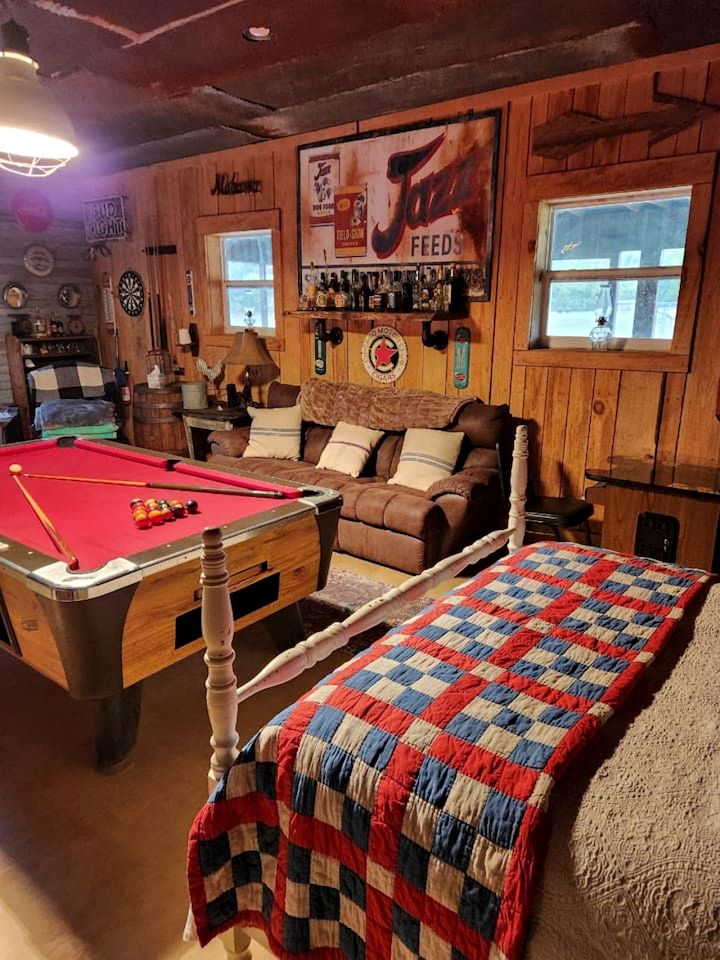 Cozy Cabin with Pool Table for a Relaxing Romantic Escape near Chickamauga, Georgia