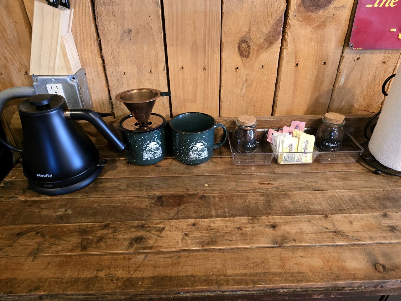 Cozy Cabin with Pool Table for a Relaxing Romantic Escape near Chickamauga, Georgia