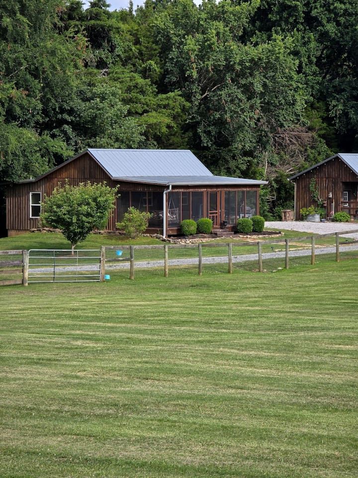 Cozy Cabin with Pool Table for a Relaxing Romantic Escape near Chickamauga, Georgia