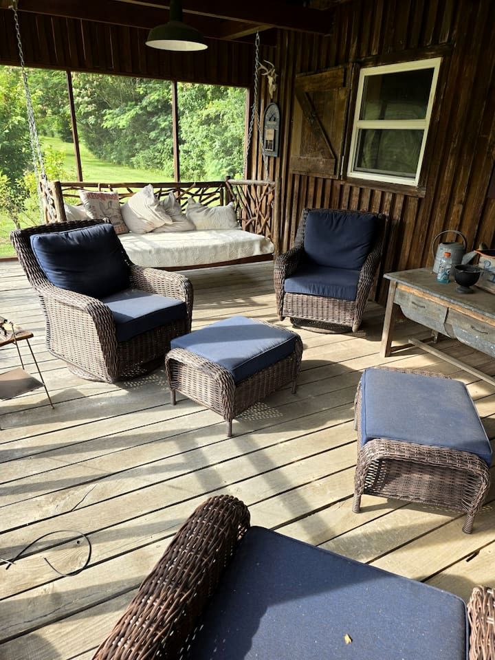 Cozy Cabin with Pool Table for a Relaxing Romantic Escape near Chickamauga, Georgia