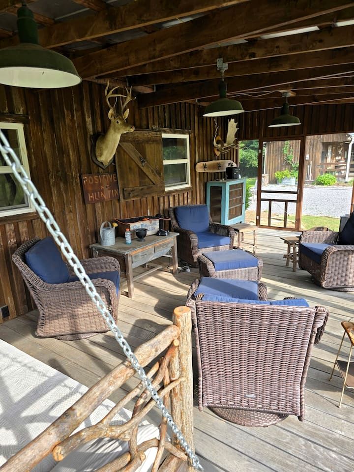 Cozy Cabin with Pool Table for a Relaxing Romantic Escape near Chickamauga, Georgia