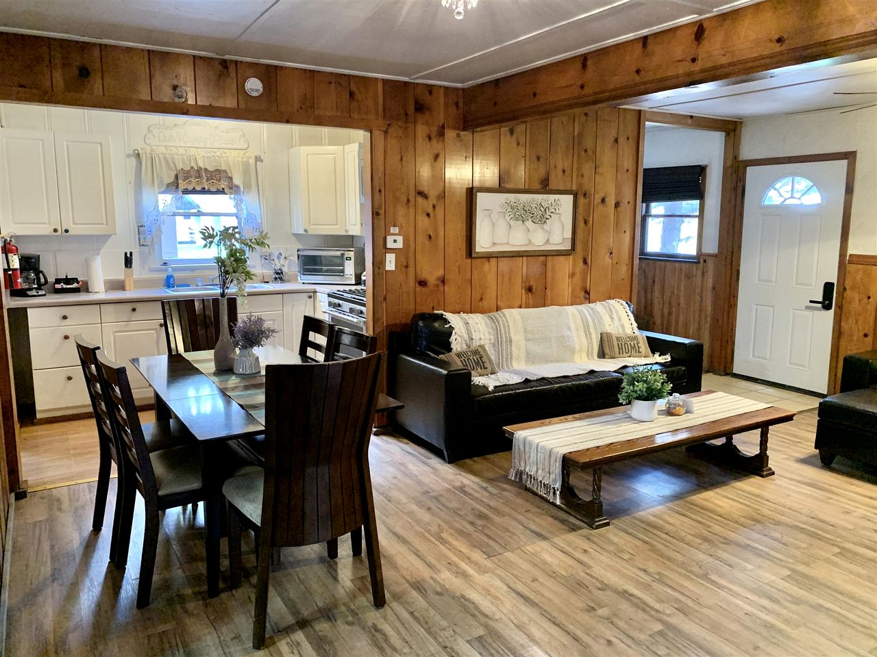 Pet Friendly Cabin with Fireplace and Shared Outdoor Pool, Perfect for a Weekend at Big Bear Lake