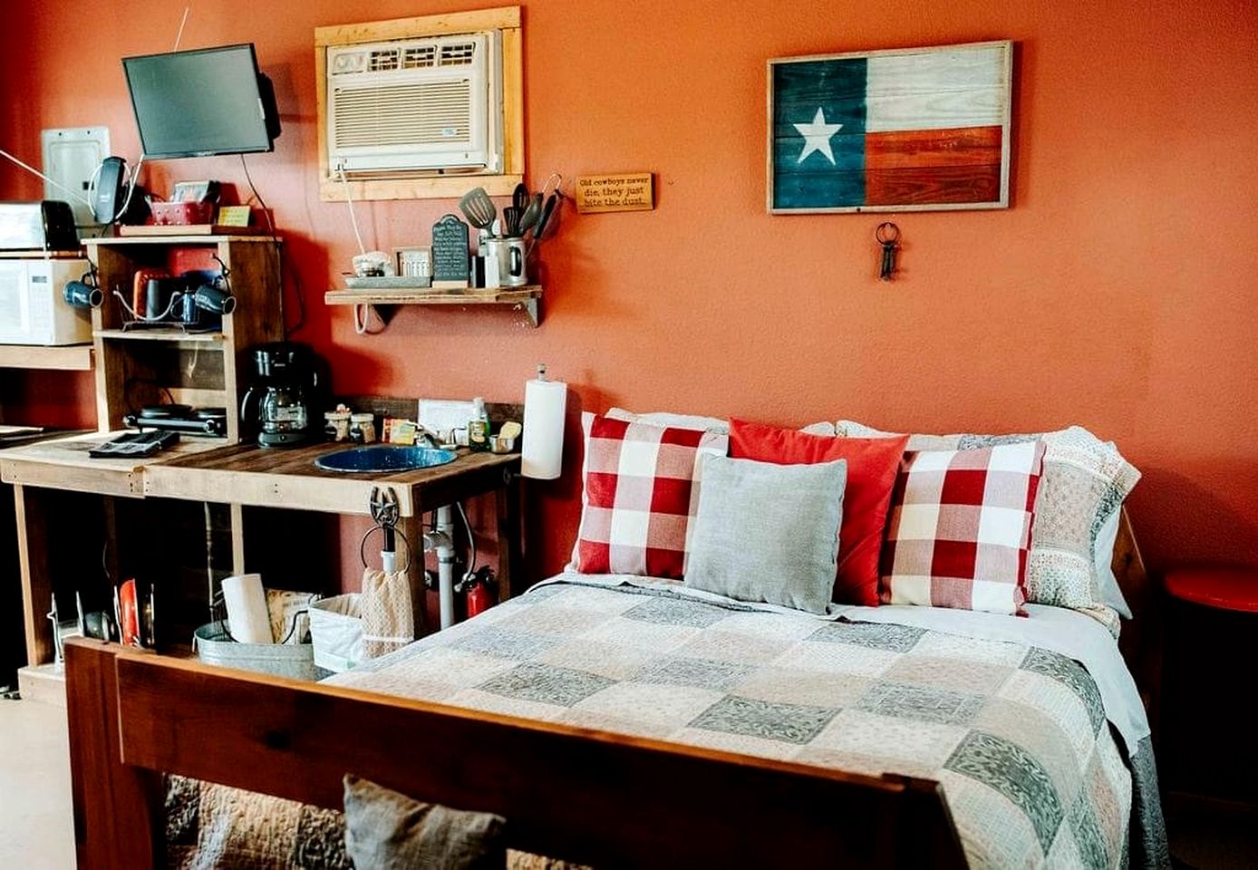 Rustic Hill Country Cabin with Milky Way Stargazing & Wildlife Views near Mountain Home, TX