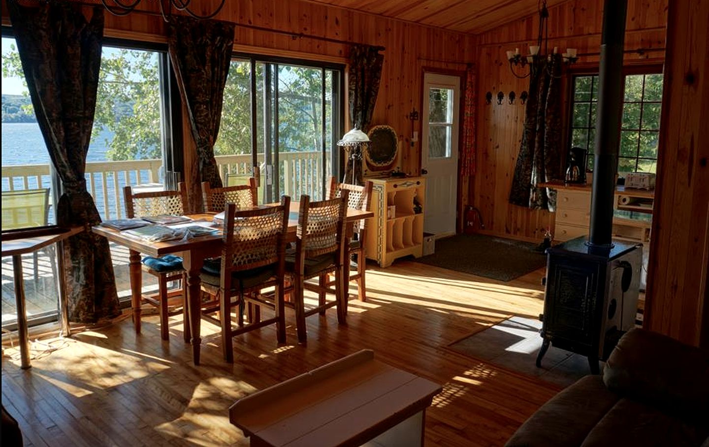 Rustic Lake Cabin on Lake Témiscouata, Quebec