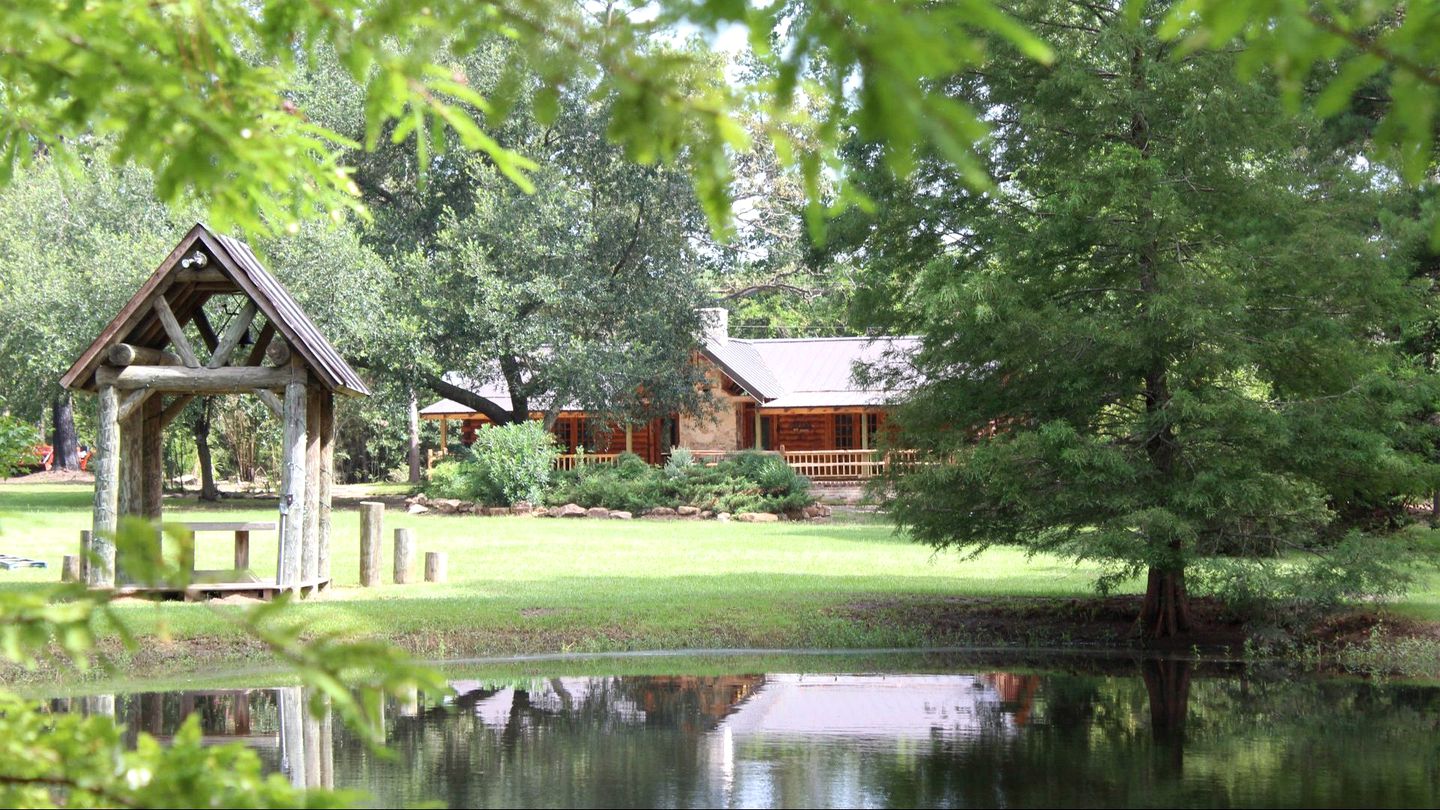 Rustic Lodge Getaway with Large Patio and Pond near Lufkin, Texas