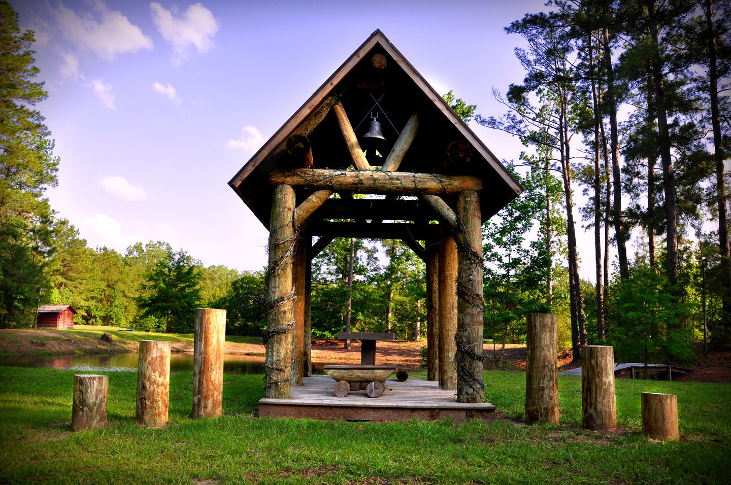 Rustic Lodge Getaway with Large Patio and Pond near Lufkin, Texas