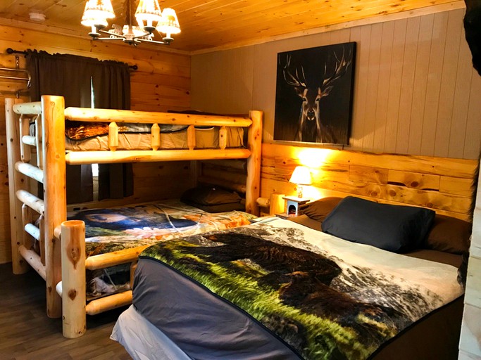 Best Bear Lodge PetFriendly, Cabins 33721, Irons, United States of