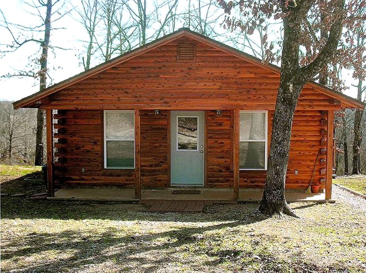 Rustic Log Cabin near the White River in Pontiac, Missouri