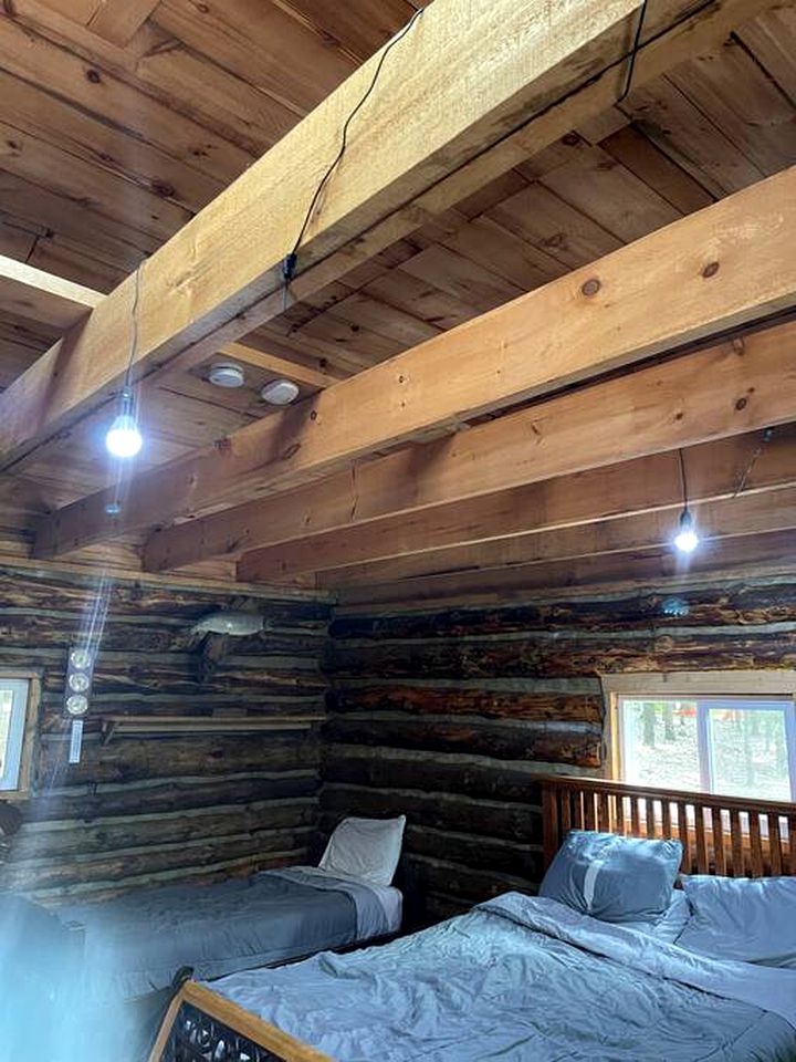 Rustic Log Cabin, Ideal for a New York Glamping Getaway