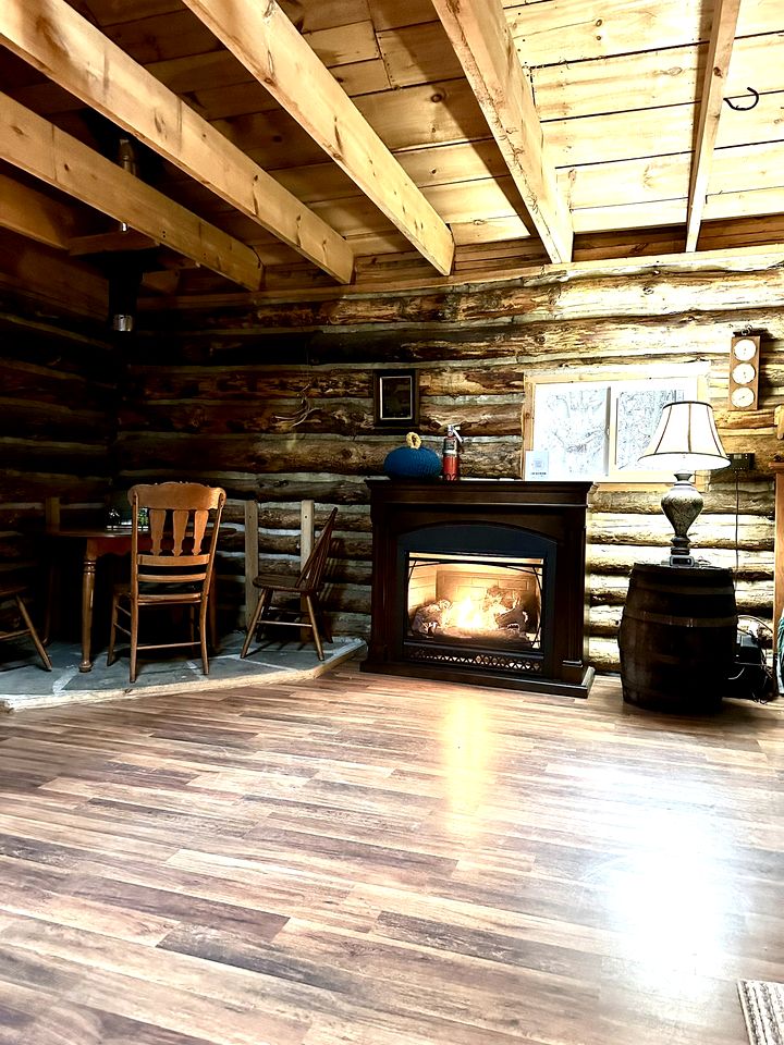 Rustic Log Cabin, Ideal for a New York Glamping Getaway