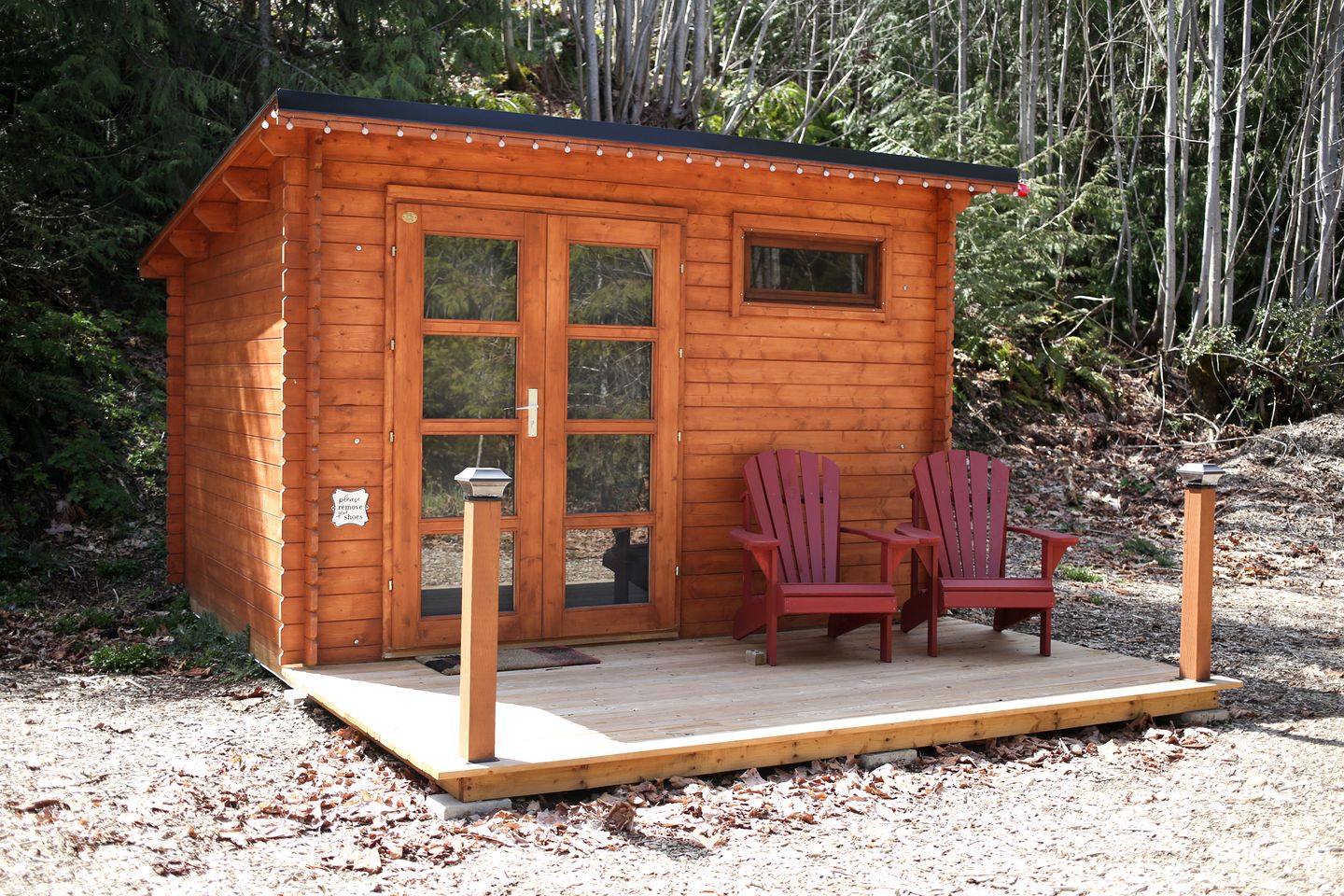 Rustic Log Cabin for Three, Ideal for Glamping in Duncan, British Columbia