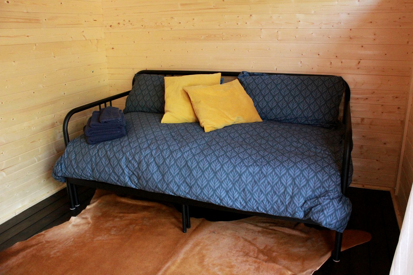 Rustic Log Cabin for Three, Ideal for Glamping in Duncan, British Columbia