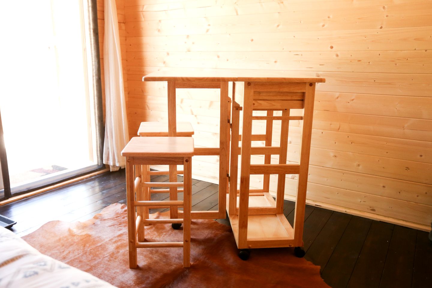 Rustic Log Cabin for Three, Ideal for Glamping in Duncan, British Columbia