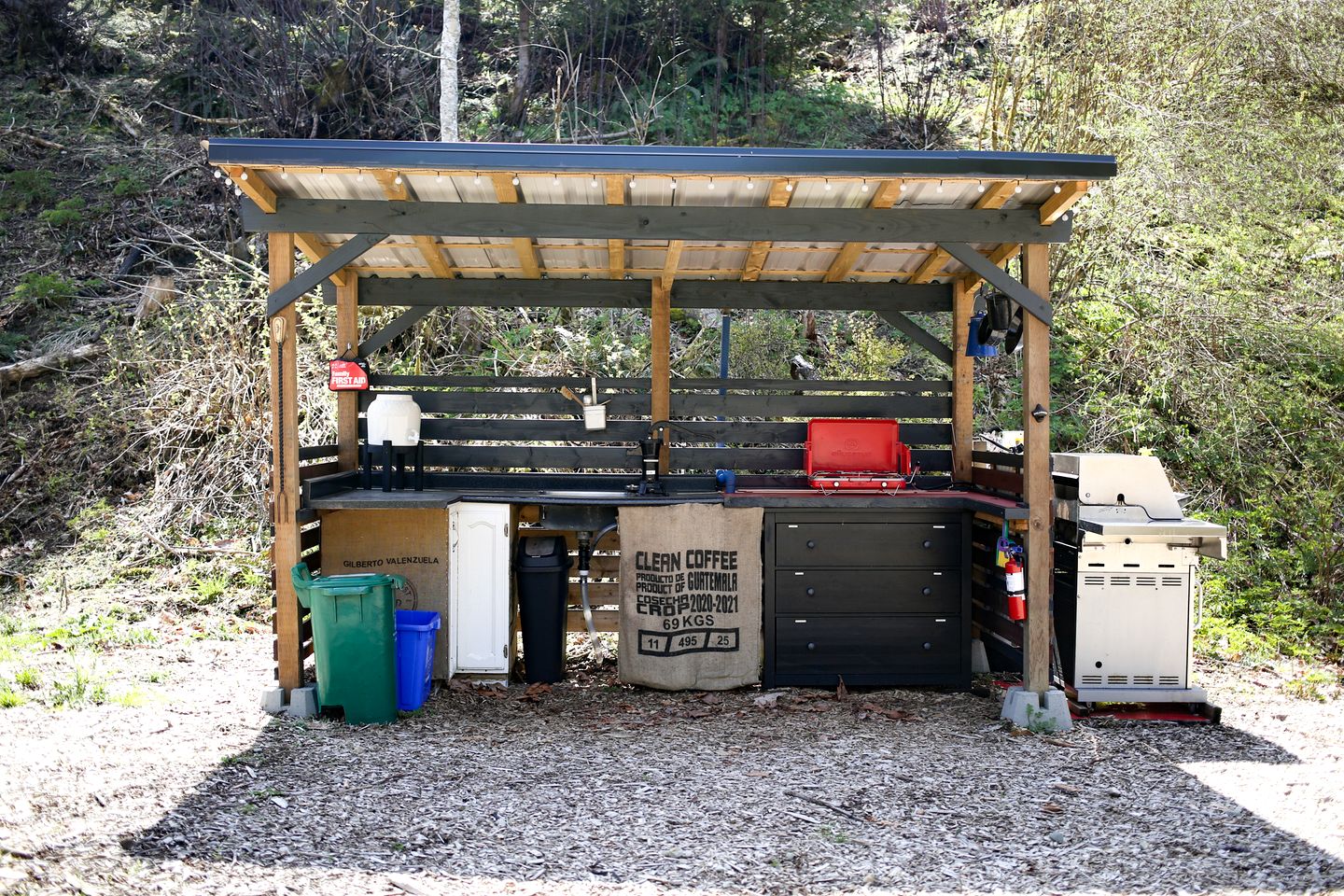 Rustic Log Cabin for Three, Ideal for Glamping in Duncan, British Columbia