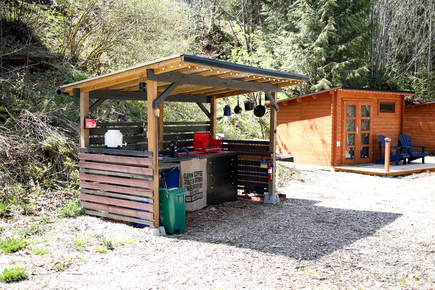 Rustic Log Cabin for Three, Ideal for Glamping in Duncan, British Columbia