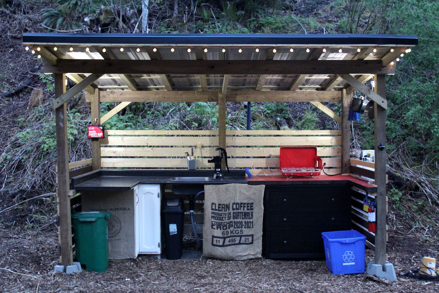 Rustic Log Cabin for Three, Ideal for Glamping in Duncan, British Columbia