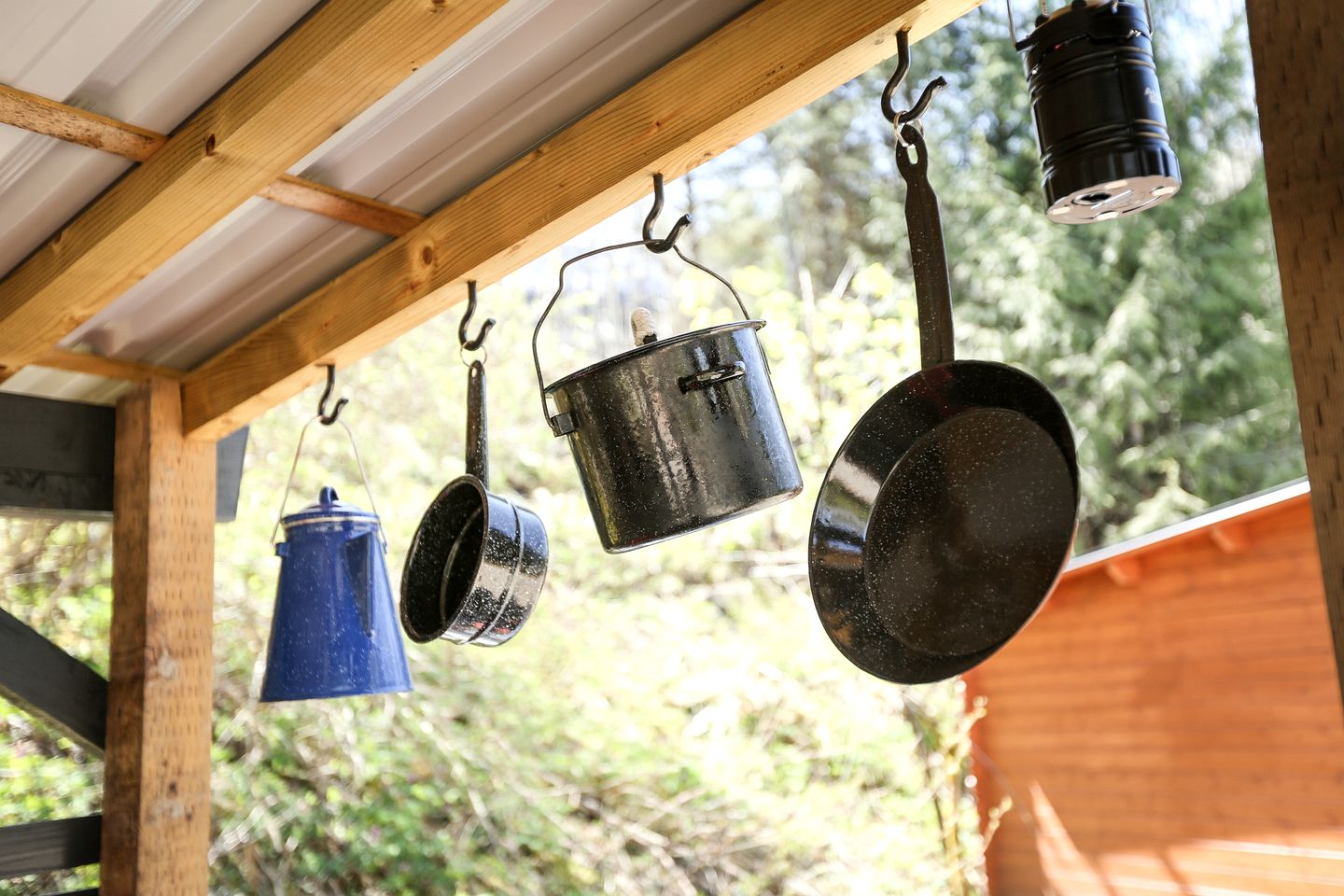Rustic Log Cabin for Three, Ideal for Glamping in Duncan, British Columbia
