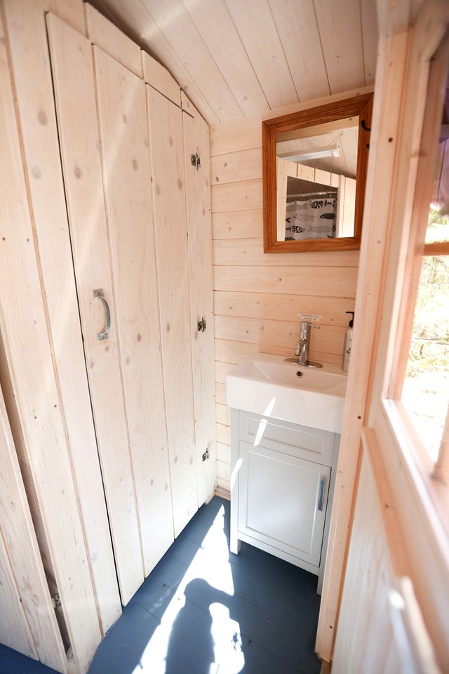 Rustic Log Cabin for Three, Ideal for Glamping in Duncan, British Columbia