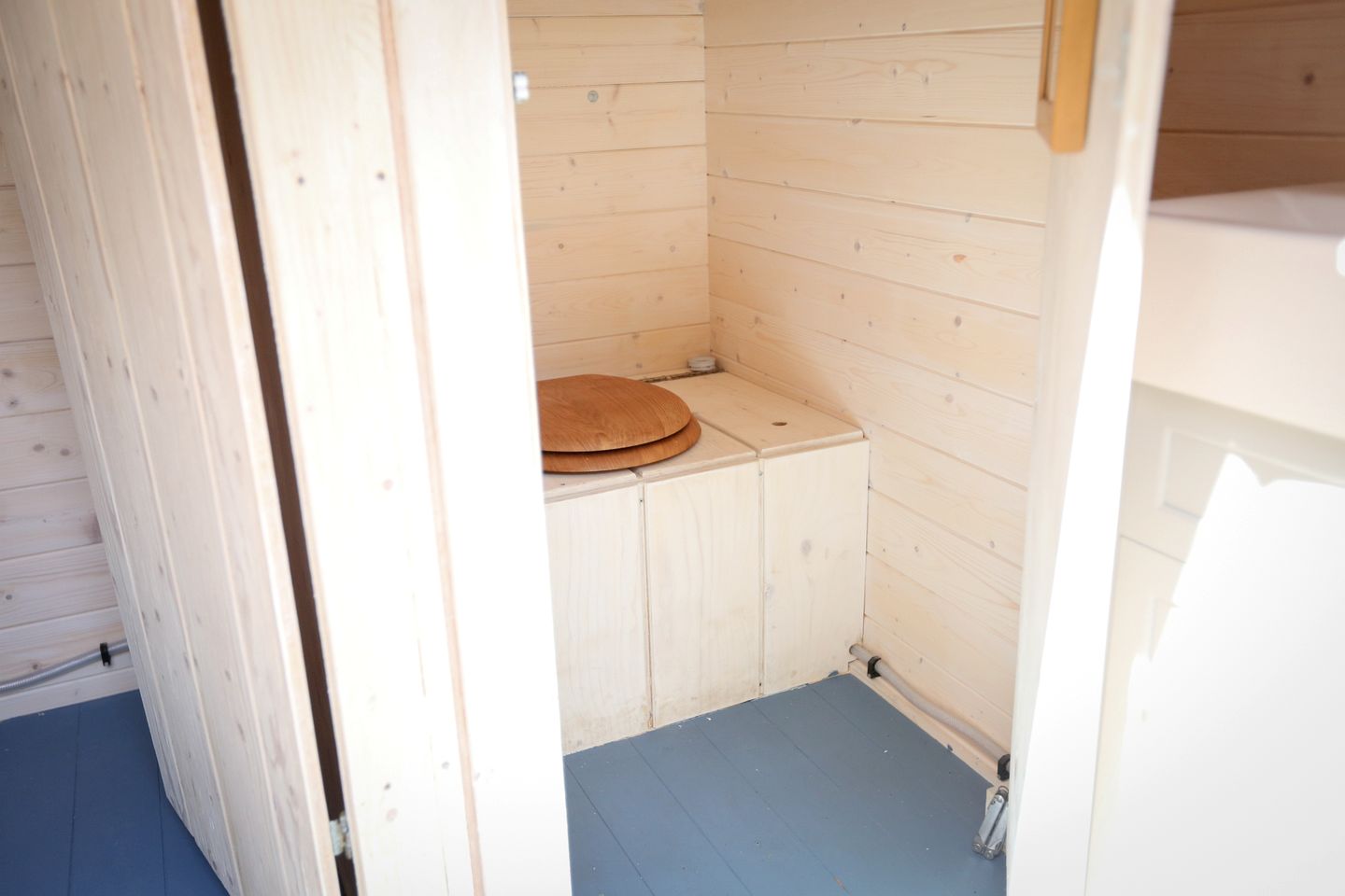 Rustic Log Cabin for Three, Ideal for Glamping in Duncan, British Columbia
