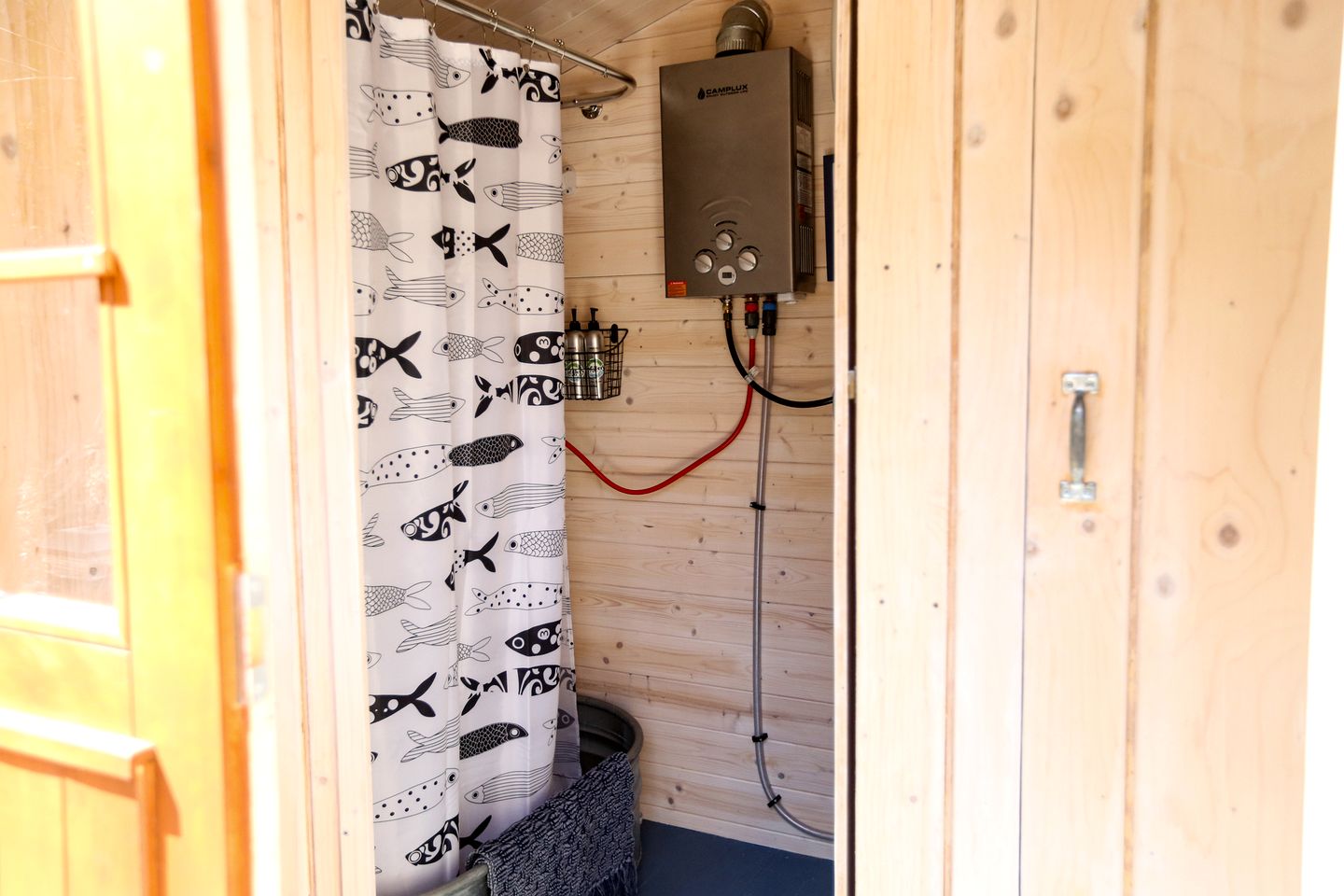 Rustic Log Cabin for Three, Ideal for Glamping in Duncan, British Columbia