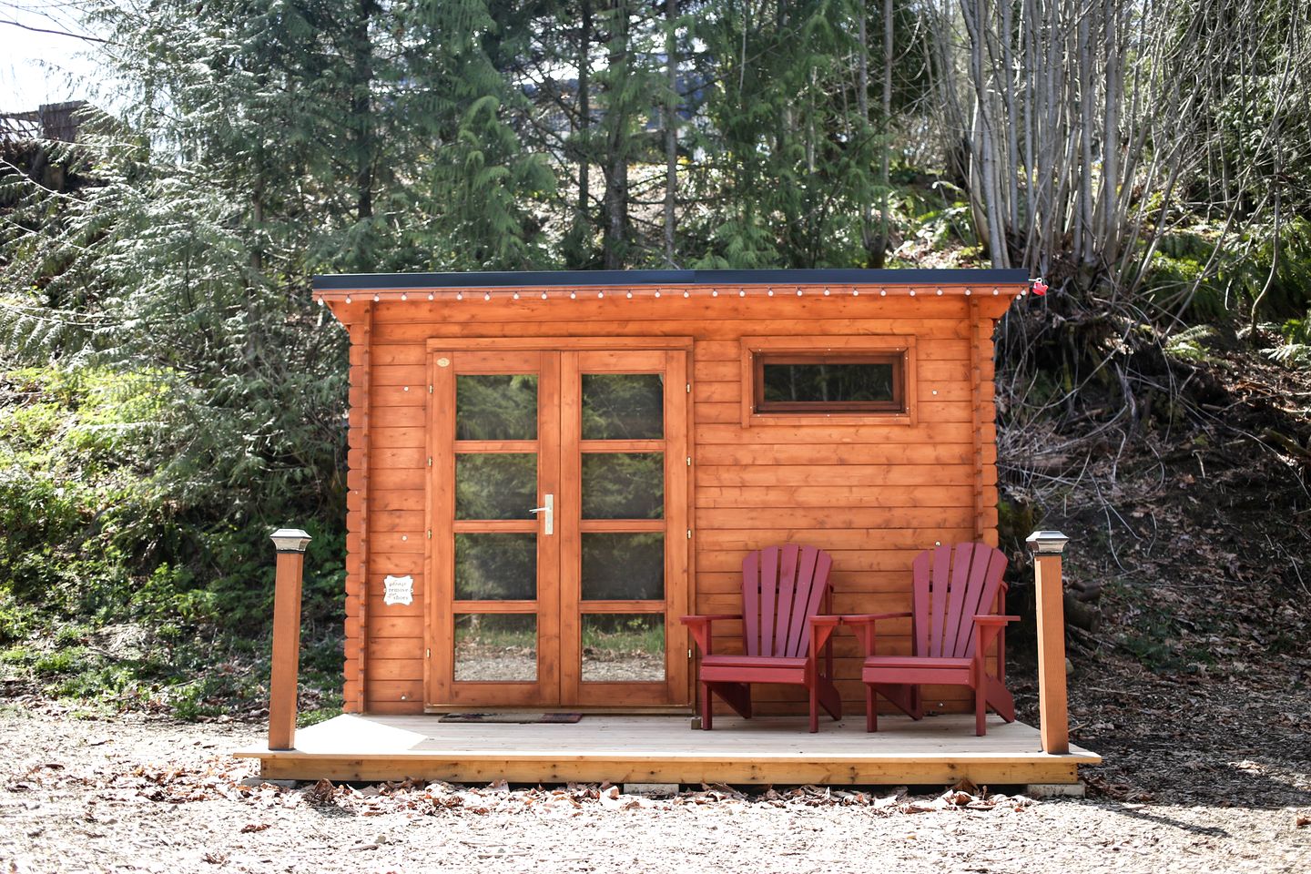 Rustic Log Cabin for Three, Ideal for Glamping in Duncan, British Columbia