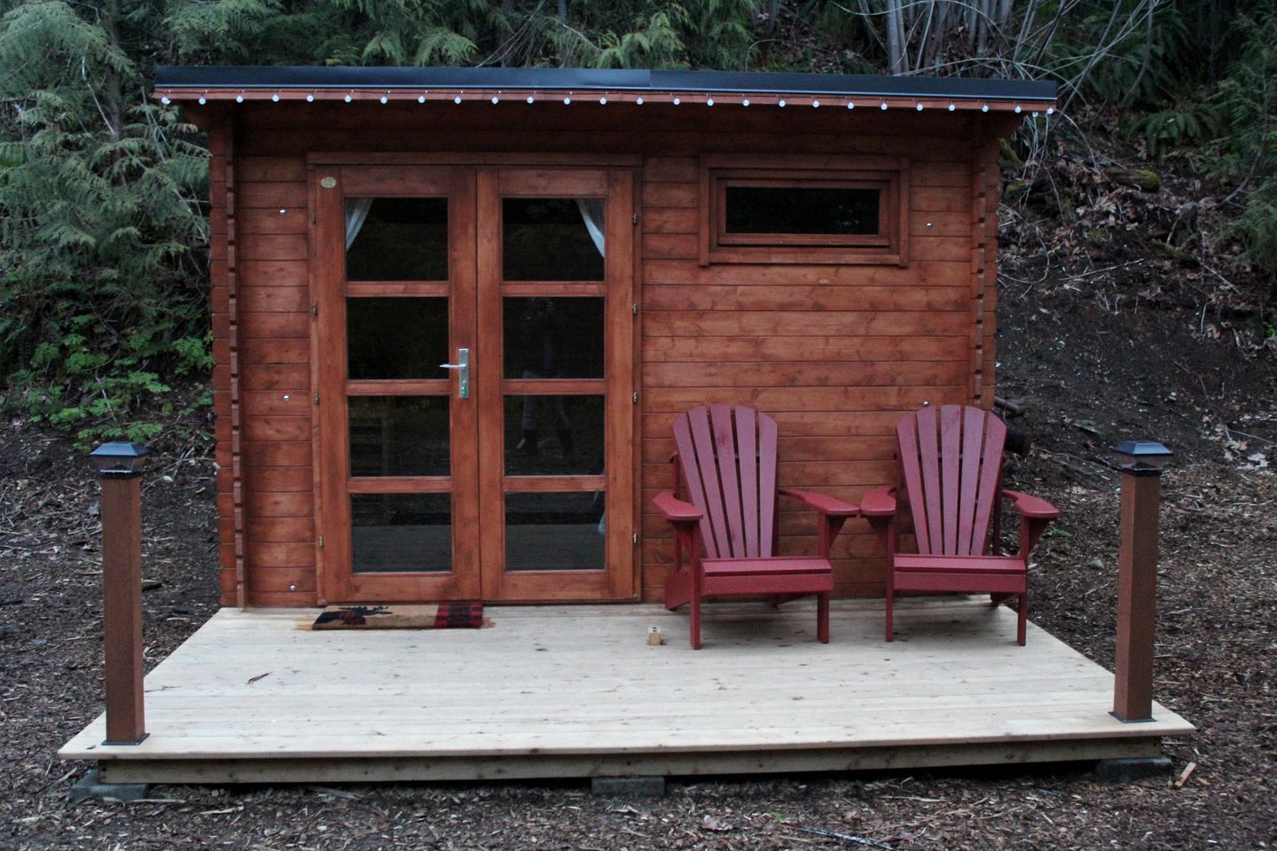 Rustic Log Cabin for Three, Ideal for Glamping in Duncan, British Columbia
