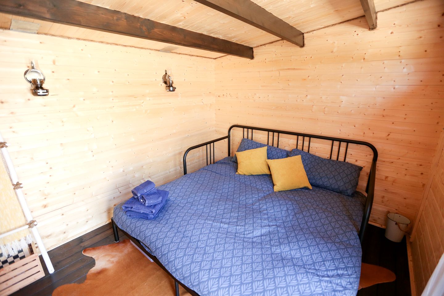 Rustic Log Cabin for Three, Ideal for Glamping in Duncan, British Columbia
