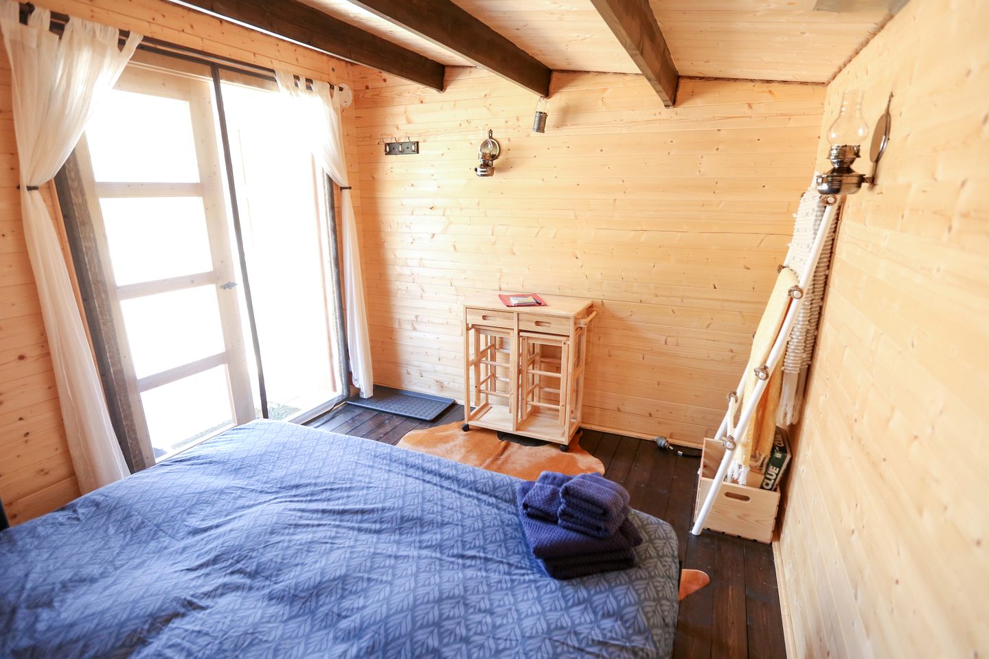 Rustic Log Cabin for Three, Ideal for Glamping in Duncan, British Columbia