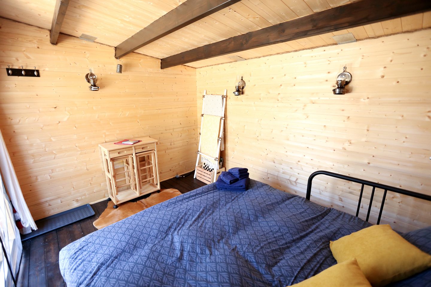 Rustic Log Cabin for Three, Ideal for Glamping in Duncan, British Columbia