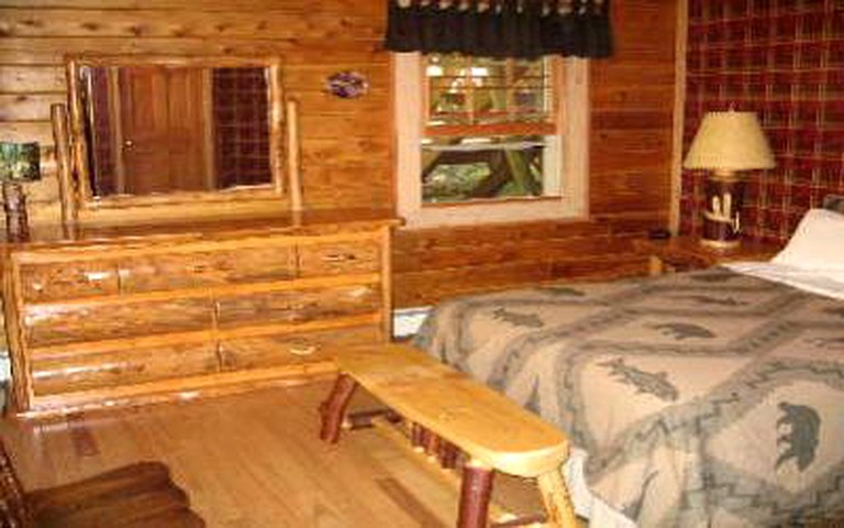 Log Cabins (Mercer, Wisconsin, United States)