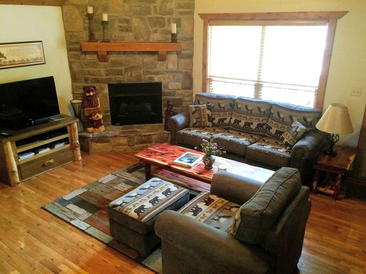 Rustic Luxury Cabin Getaway in a Gated Community in Branson West, Missouri