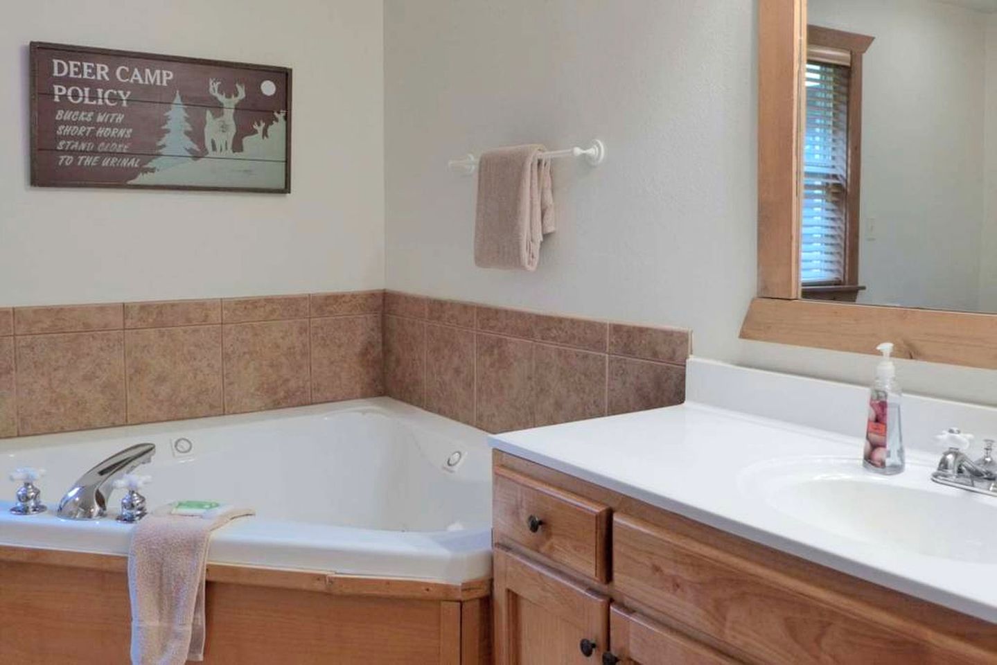 Rustic Luxury Cabin Getaway in a Gated Community in Branson West, Missouri