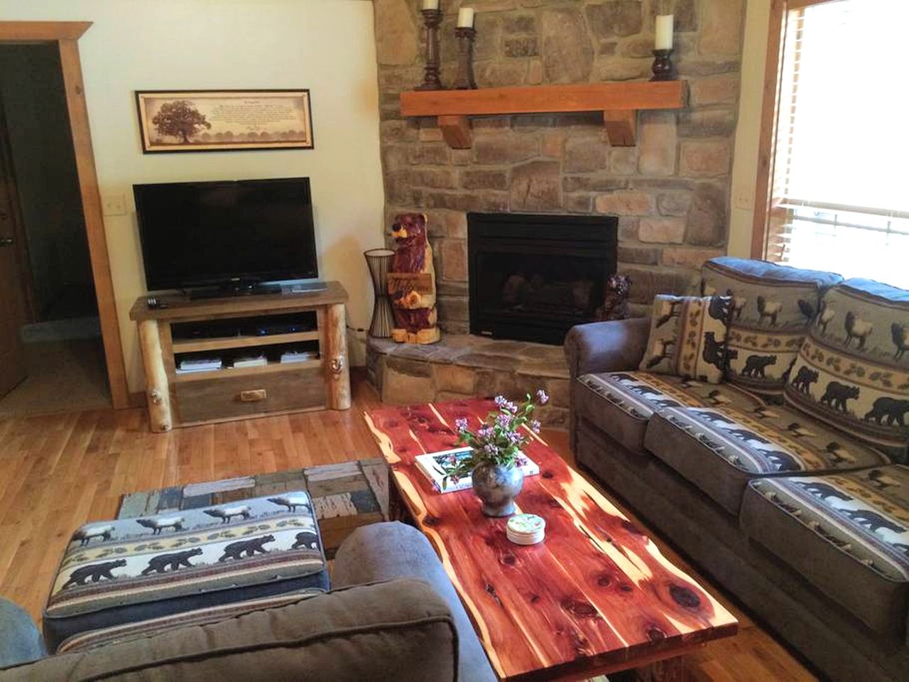 Rustic Luxury Cabin Getaway in a Gated Community in Branson West, Missouri