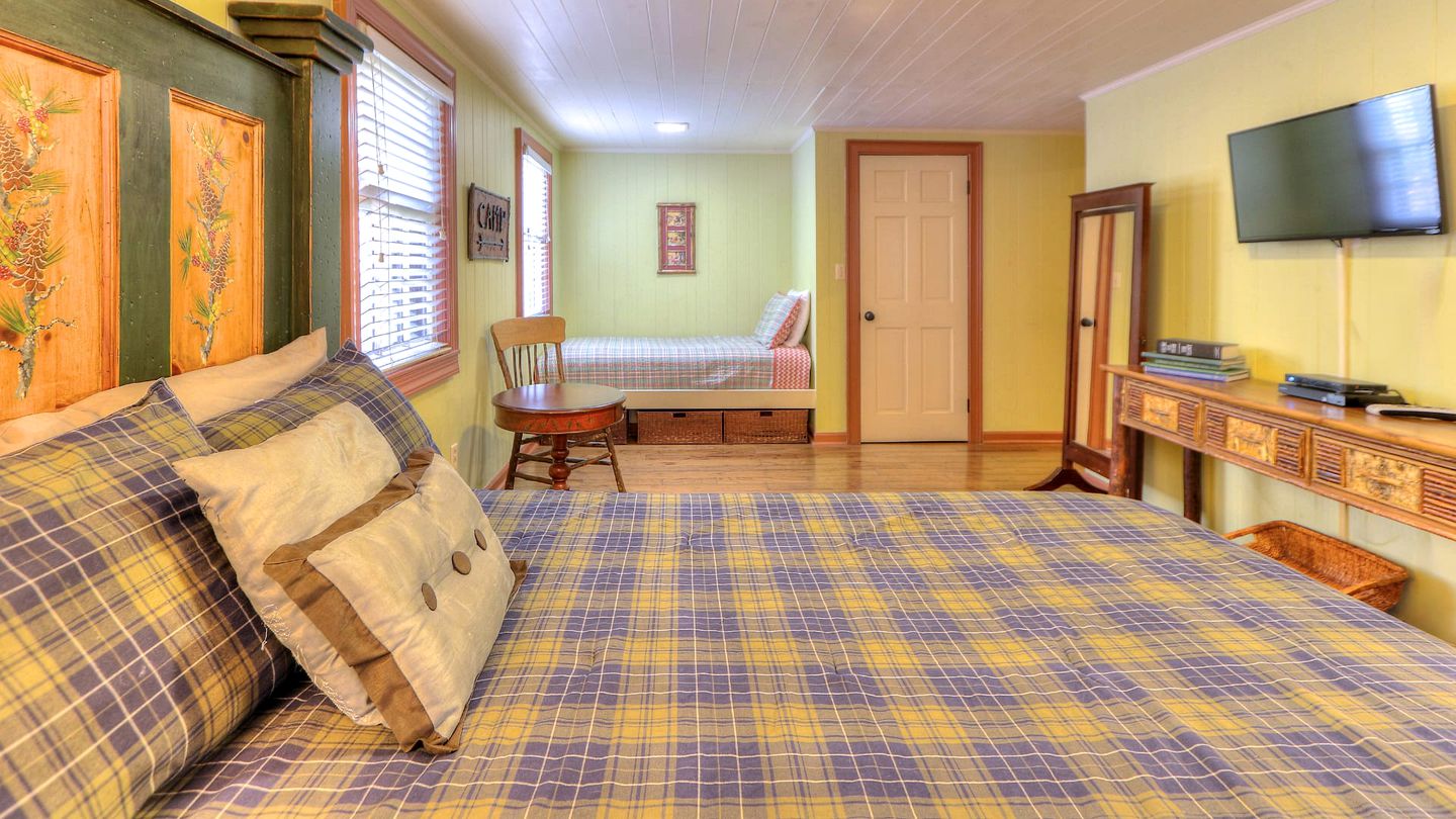 Nature's Hideaway: Cabin Retreat to Unwind from Gatlinburg's Crowds