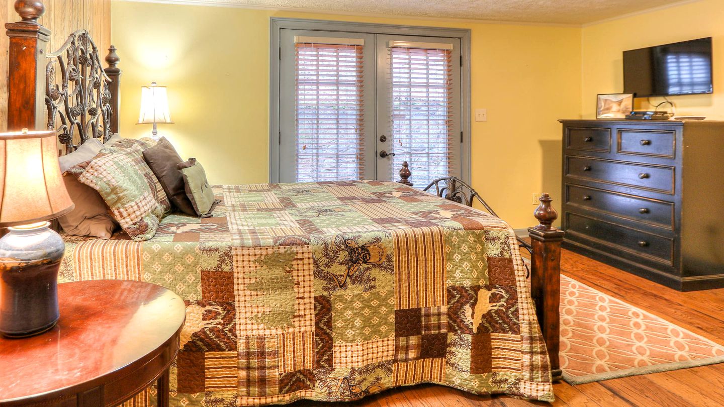 Nature's Hideaway: Cabin Retreat to Unwind from Gatlinburg's Crowds